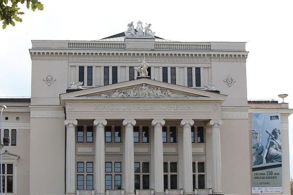 A tour around opera house in Riga