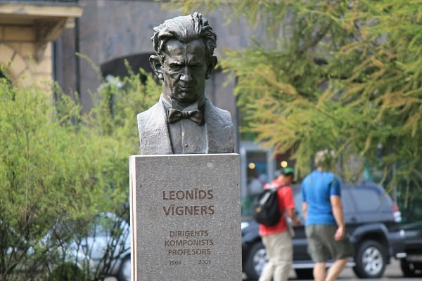 A monument of Leonīds Vīgners